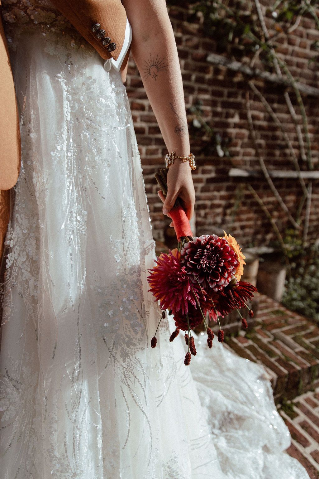 10.	Real bride Mandy Gout straalt in haar trouwjurk met sprankelende details en kleurrijk bruidsboeket. 