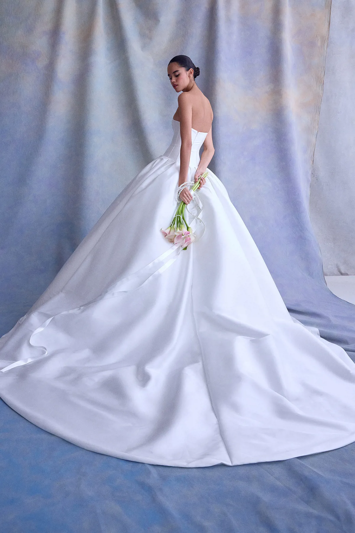 Prinsessenjurk Calder van Ines di Santo. Achteraanzicht van de strapless satijnen trouwjurk met open rug en wijde rok.