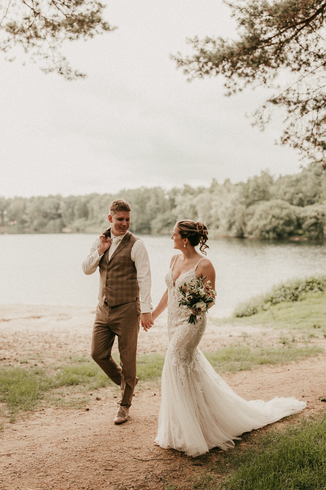 lindsay in haar trouwjurk bij het water