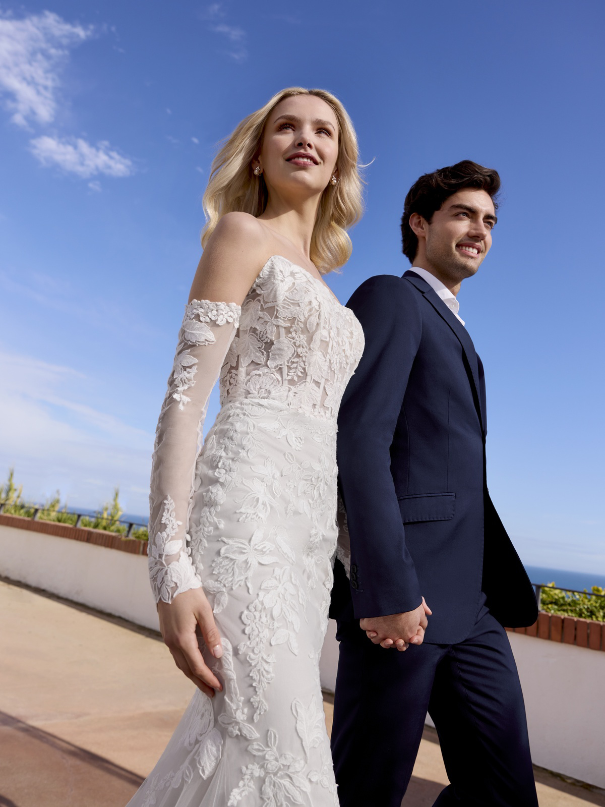 Aangesloten trouwjurk Kisa van White one, vooraanzicht met kanten lange mouwen en een strapless see-through korsetlijfje.