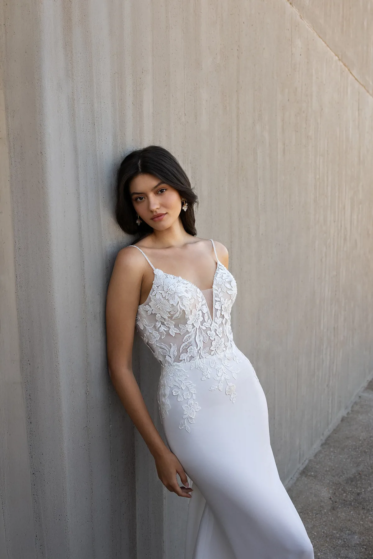 Bruidsjurk met kant L1170 Orea sposa. Vooraanzicht van de aangesloten trouwjurk met diepe V-hals en see-through top.