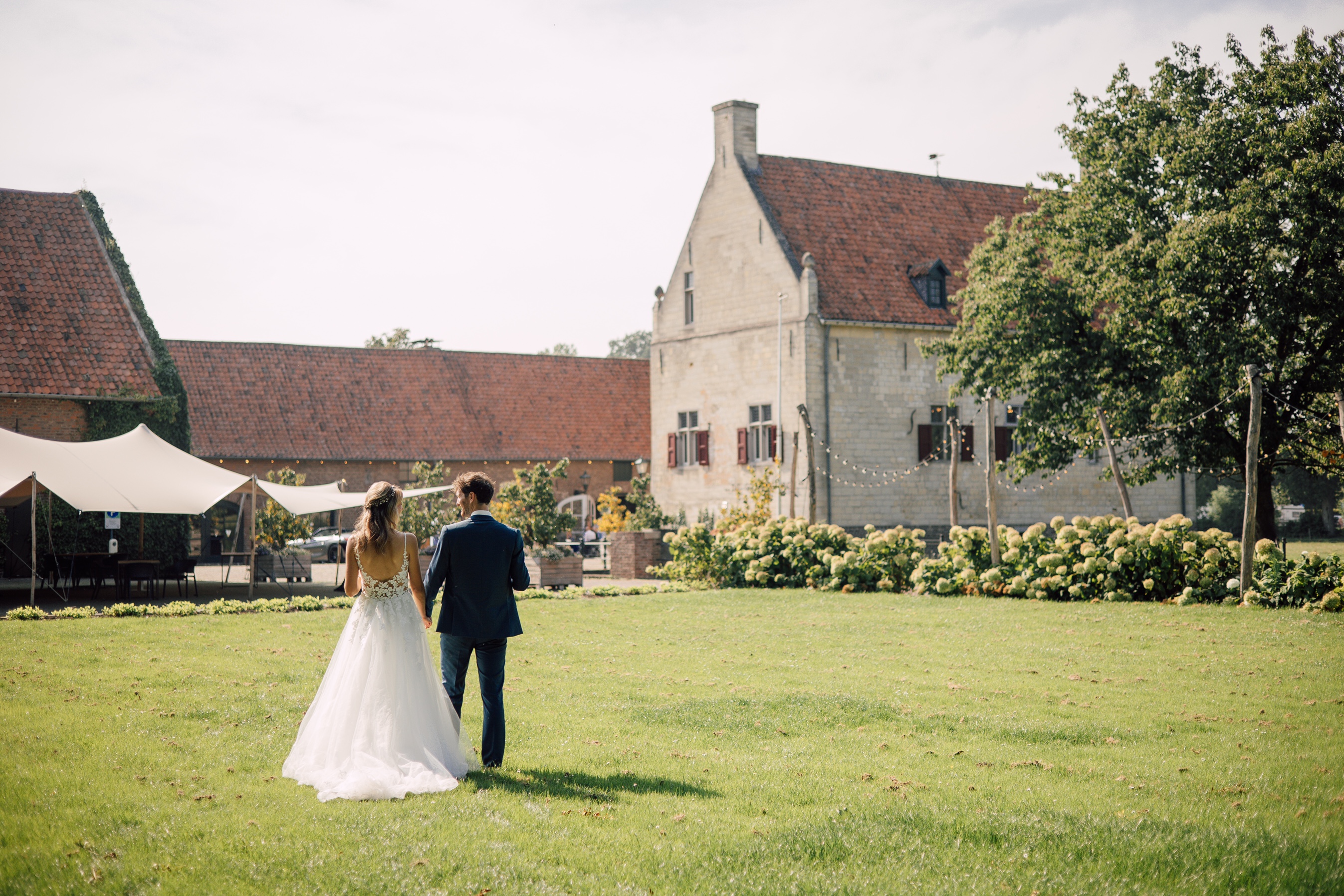 kimberly in haar trouwjurk aan het wandelen