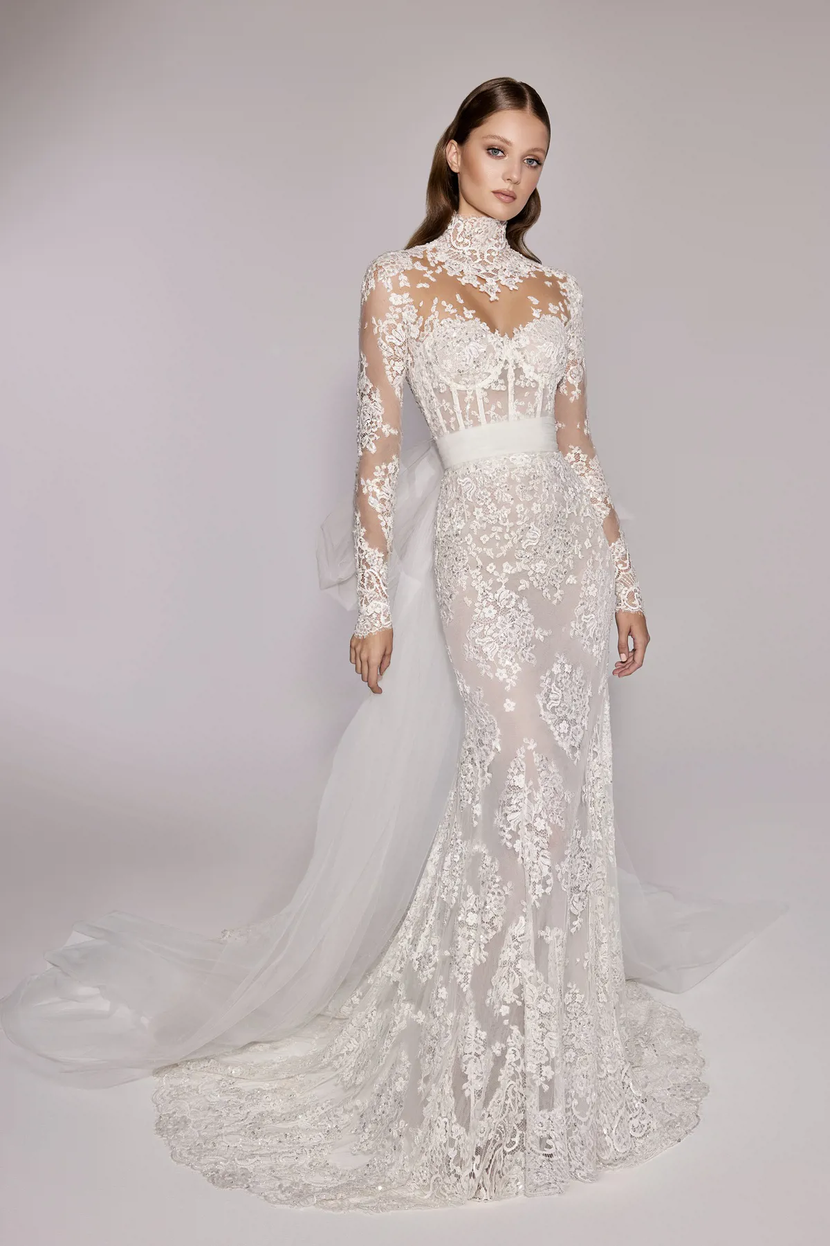 Trouwjurk met lange mouwen Thea van Zuhair Murad. Vooraanzicht van de kanten zeemeermin jurk exclusief bij Bruidshuis Diana.