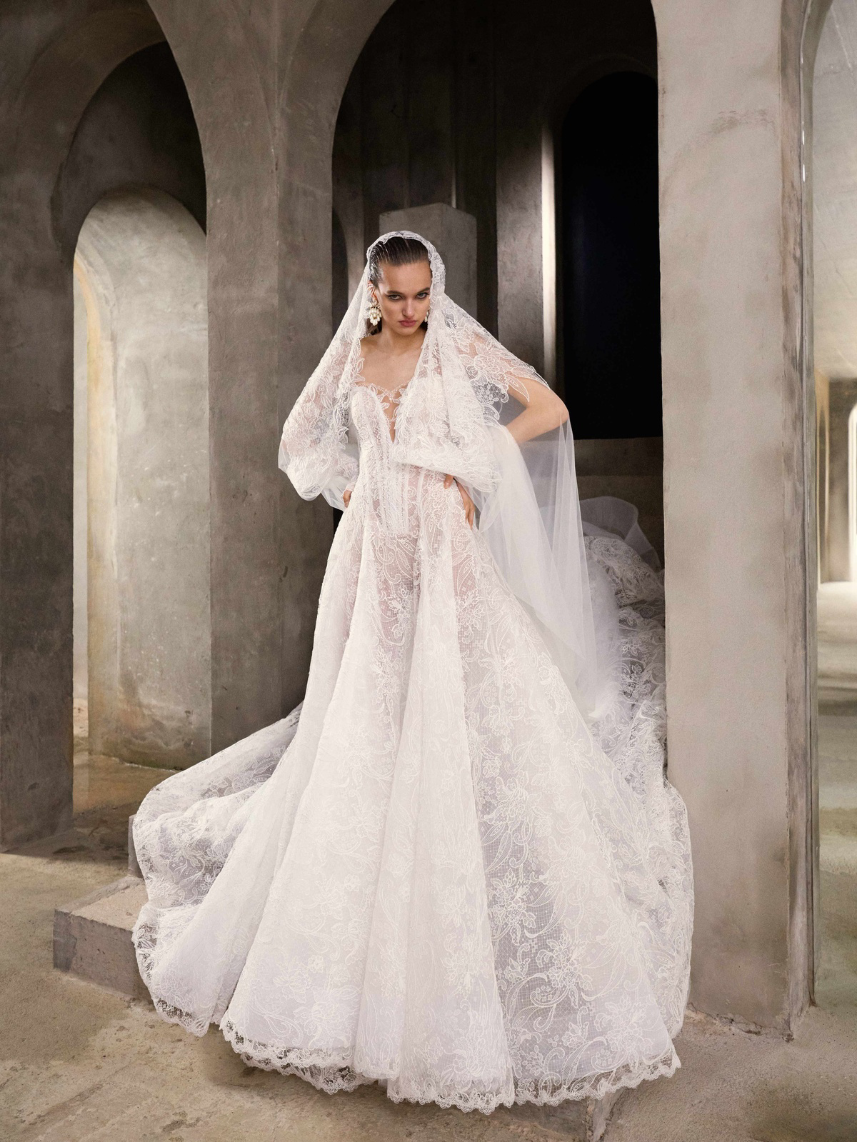 Couture trouwjurk Belladonna van Galia Lahav van volledig kant. Vooraanzicht met A-lijn en V-hals, exclusief bij Bruidshuis Diana.