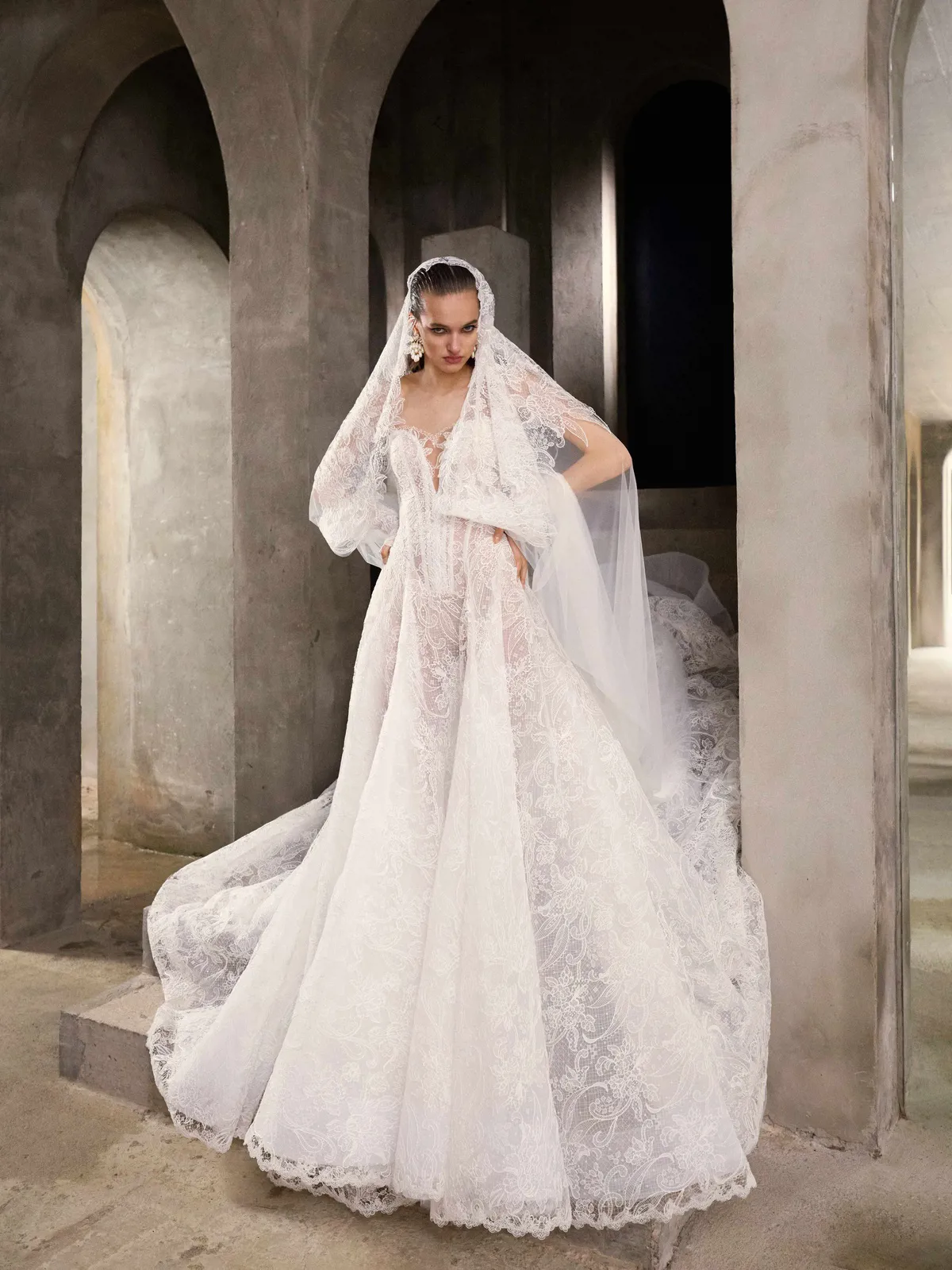 Couture trouwjurk Belladonna van Galia Lahav van volledig kant. Vooraanzicht met A-lijn en V-hals, exclusief bij Bruidshuis Diana.