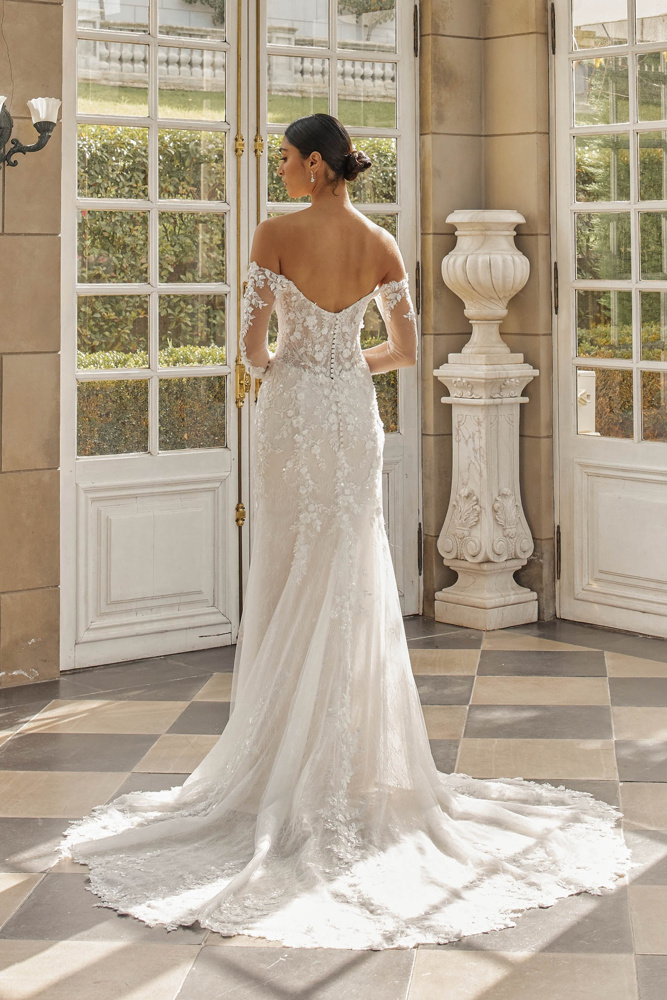 Off-shoulder bruidsjurk Hartford van Jeune by Madi Lane. Achteraanzicht met lage rug, picpac knoopjes en kanten sleep.