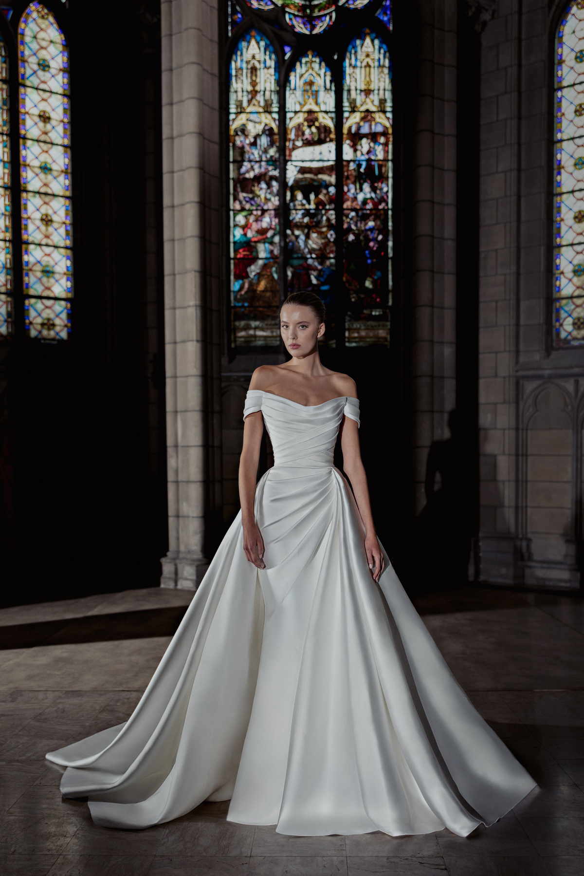 A-lijn trouwjurk Harmony van Zuhair Murad met off-shoulder halslijn en gedrapeerd lijfje, exclusief bij Bruidshuis Diana.