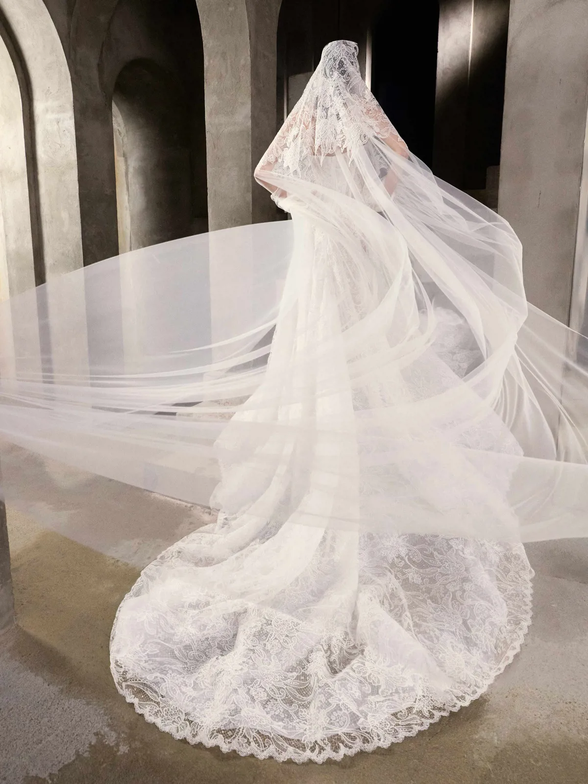 Zeemeermin trouwjurk Belladonna van Galia Lahav. Achteraanzicht van de kanten jurk met lange sleep en flowy tule sluier.