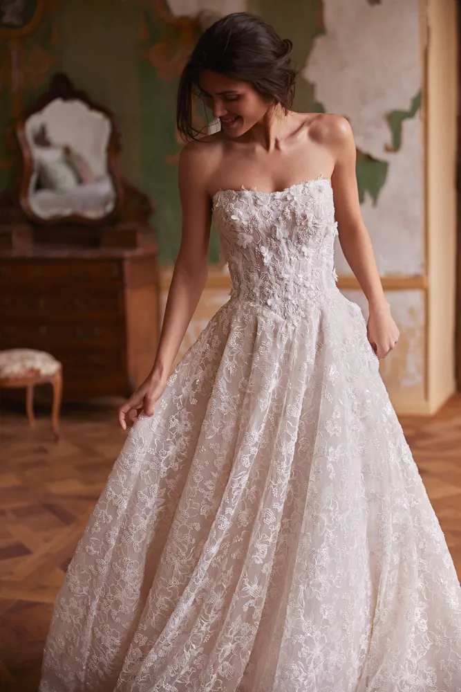 A-lijn trouwjurk Sybil van Pronovias met 3D kant. Vooraanzicht van het strapless lijfje en de romantische wijde tule rok.
