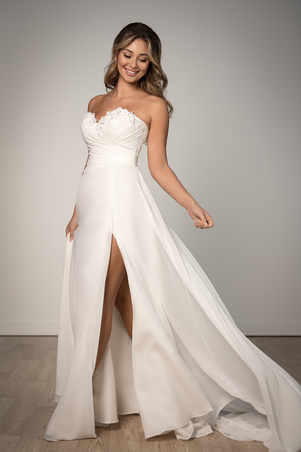 Flowy trouwjurk met split 8145 van Stella York. Vooraanzicht van de strapless bruidsjurk met gedrapeerd sweetheart lijfje.