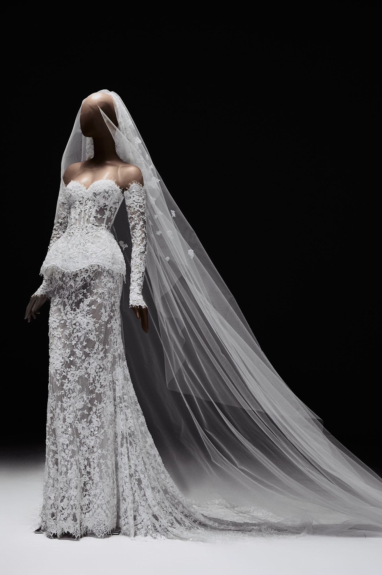 Zuhair Murad Mariage Spring 2027 Look 5 lace wedding dress with sweetheart neckline, long sleeves and veil