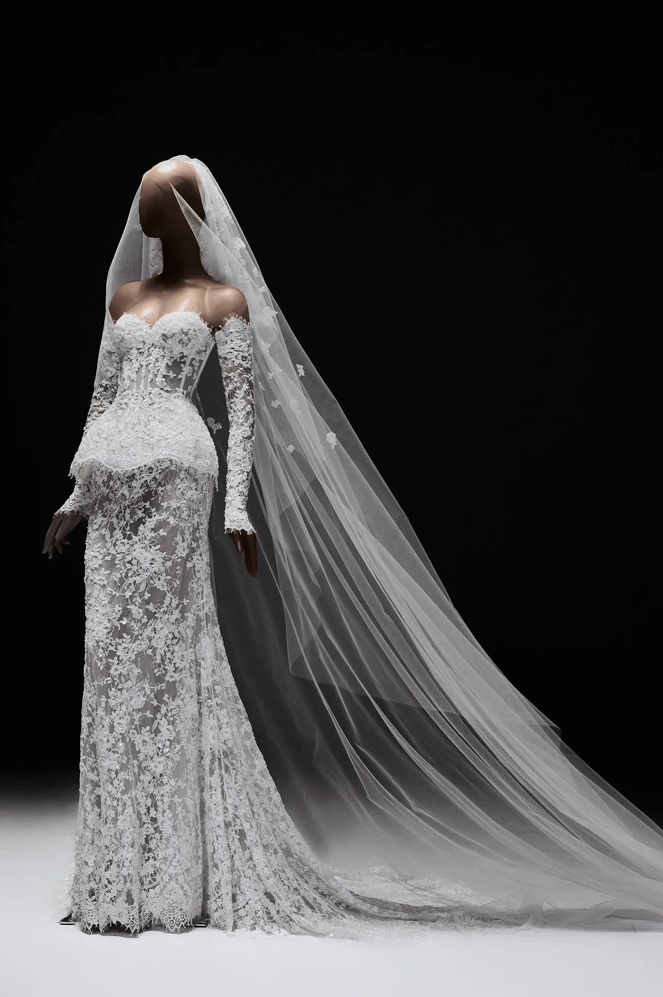 Zuhair Murad Mariage Spring 2027 Look 5 lace wedding dress with sweetheart neckline, long sleeves and veil
