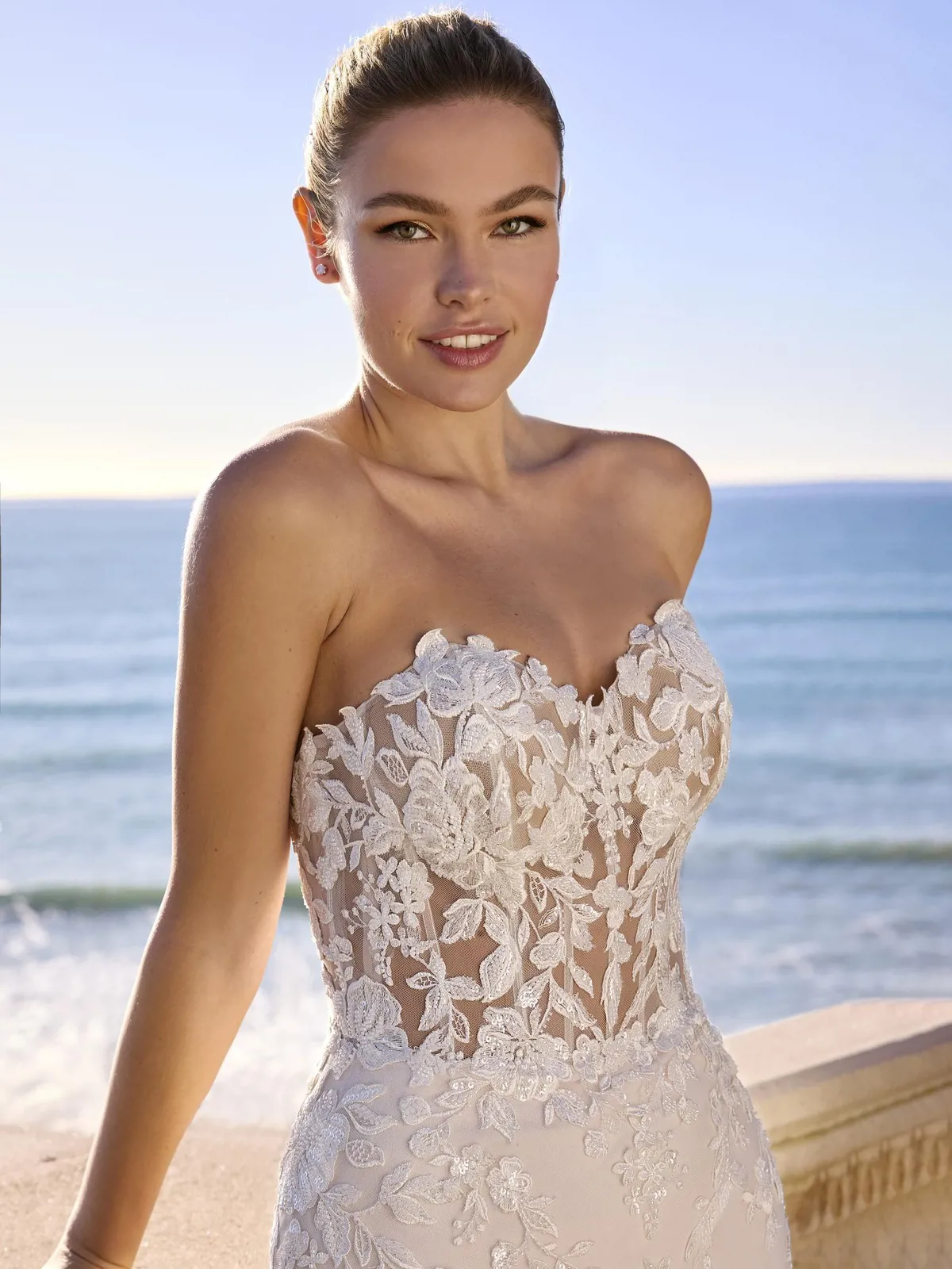 Strapless trouwjurk Fjura van Ladybird met een see-through kanten korsetlijfje, close-up van de sweetheart halslijn.