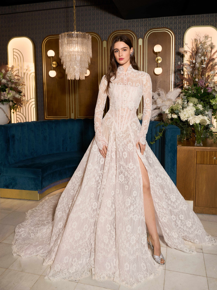 Kanten trouwjurk Tonic van Galia Lahav met lange mouwen, hoge hals en split, exclusief bij Bruidshuis Diana.