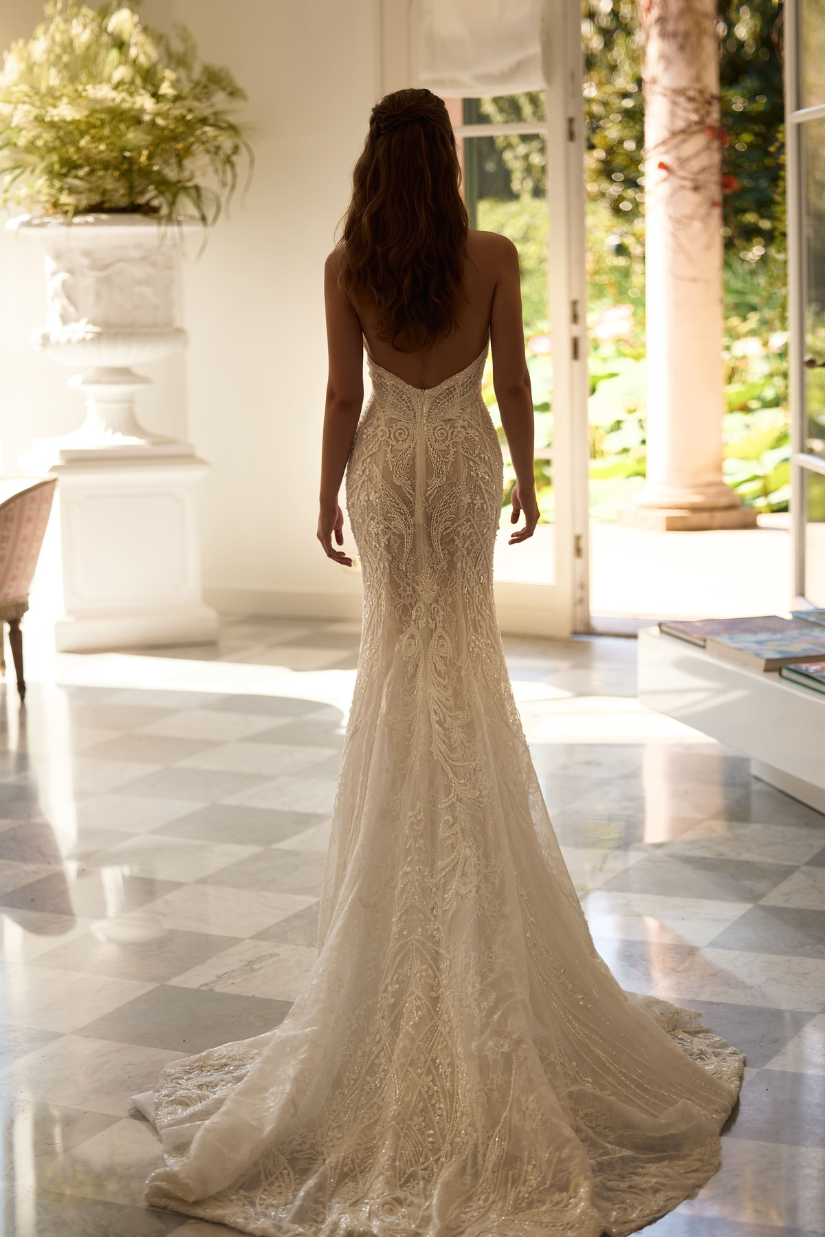 Zeemeermin trouwjurk Aussie van Milla Nova LR met lage rug en parels. Achteraanzicht van de strapless, aangesloten bruidsjurk.