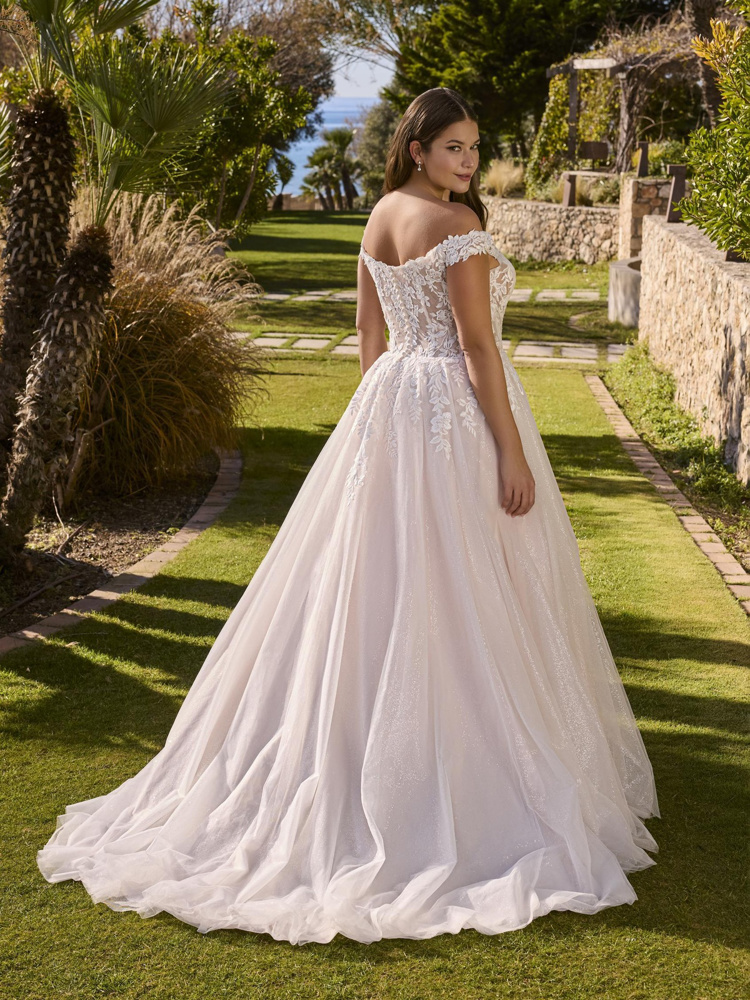 A-lijn trouwjurk Lelies van Ladybird met off-shoulder kapmouwtjes en een volle glitter tule rok. Achteraanzicht.