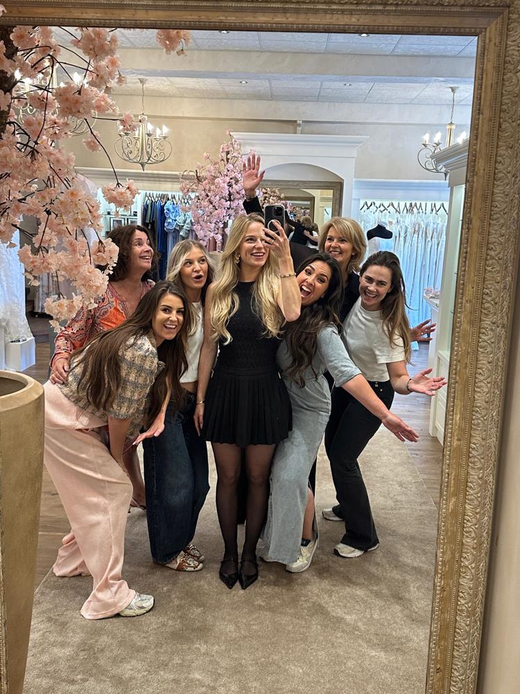 <pre id="uid-139938833713" spellcheck="false" style="font-size: 12.25px; outline: transparent solid 0px;">Leslie Keijzer in bruidsmodezaak bij Bruidshuis Diana</pre>