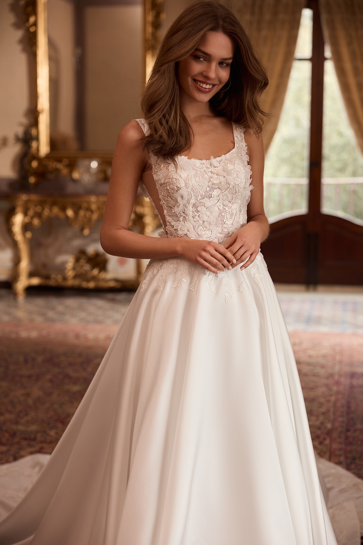 A-lijn bruidsjurk Tia van Blue by Enzoani met 3D kanten top en gladde satijnen rok, vooraanzicht.