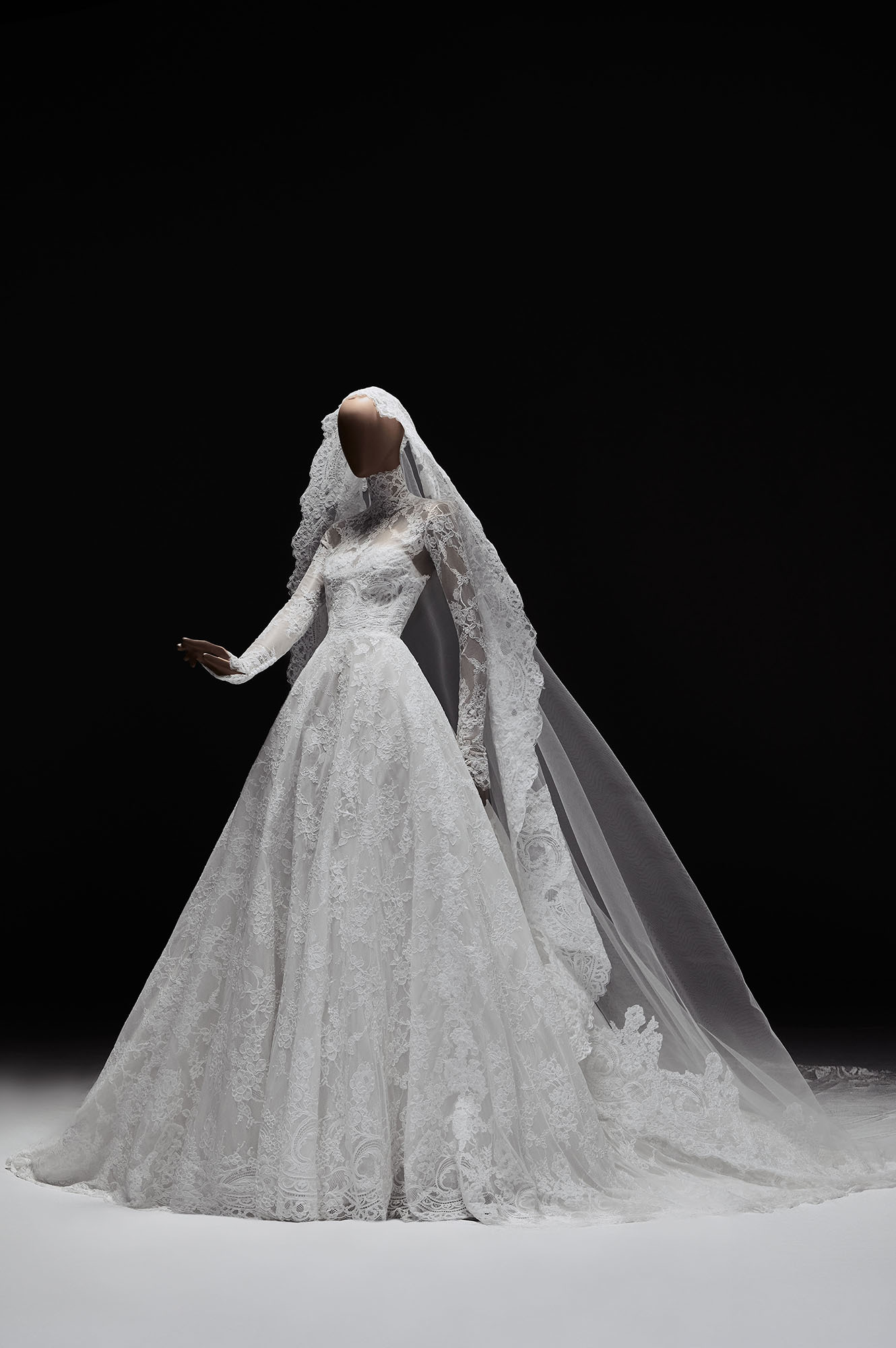 Zuhair Murad Mariage Spring 2027 Look 33 strapless lace ball gown wedding dress with sweetheart neckline and long veil