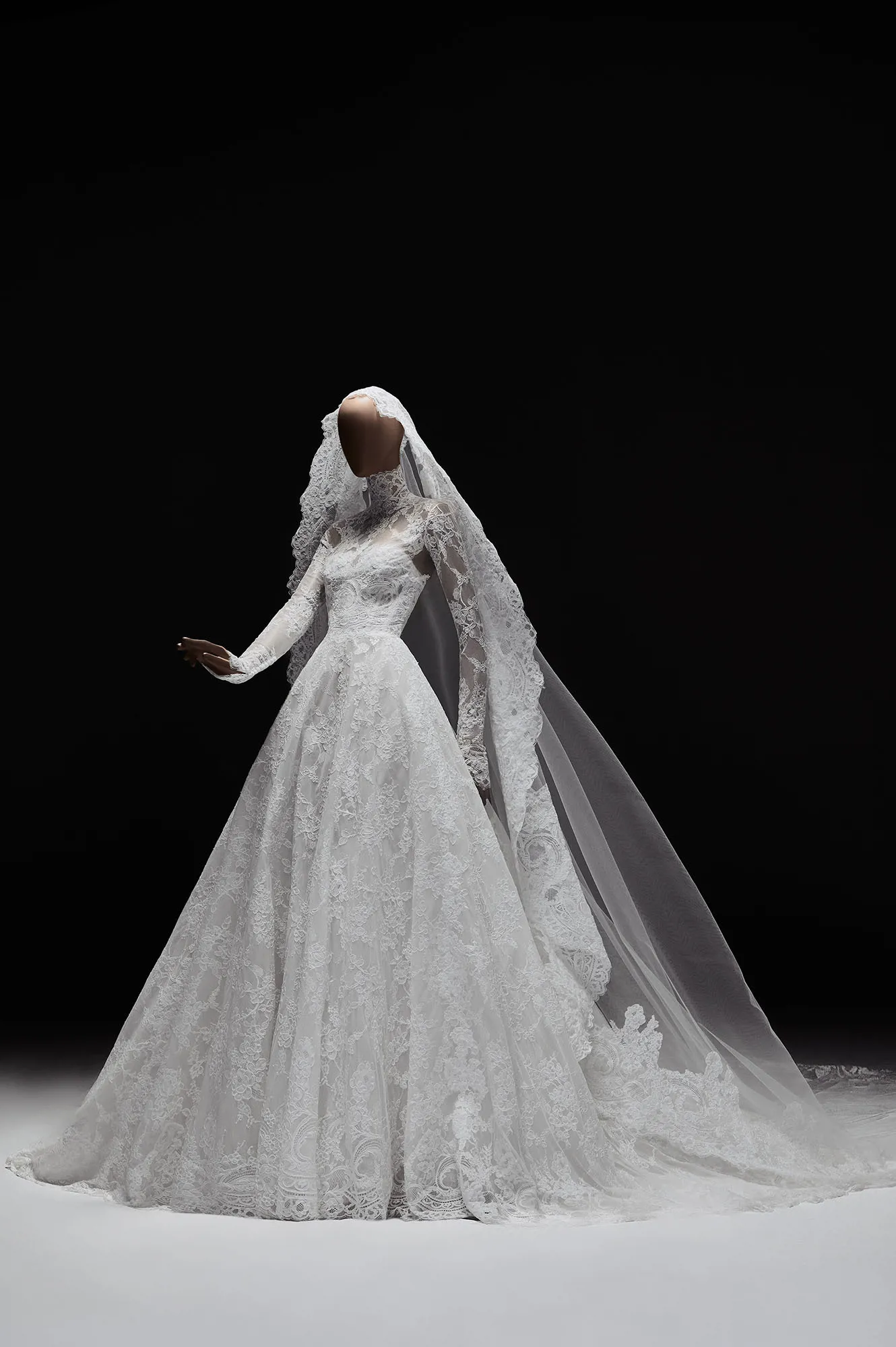 Zuhair Murad Mariage Spring 2027 Look 33 strapless lace ball gown wedding dress with sweetheart neckline and long veil