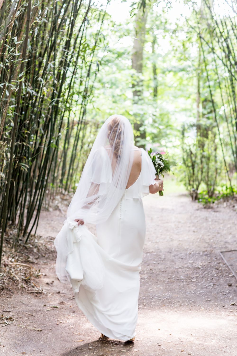 Nienke in trouwjurk me sluier vast