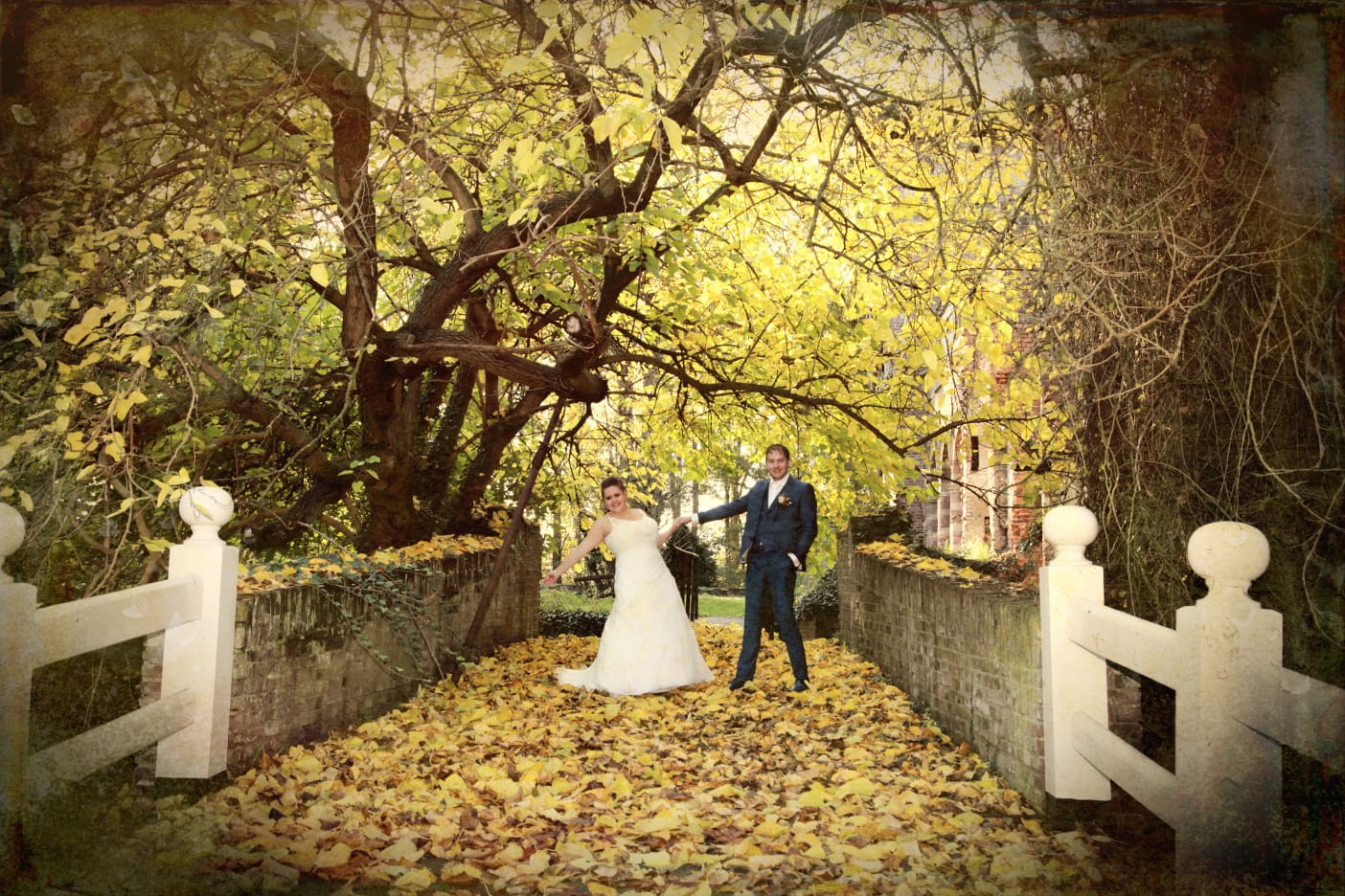 sanne in trouwjurk op de brug