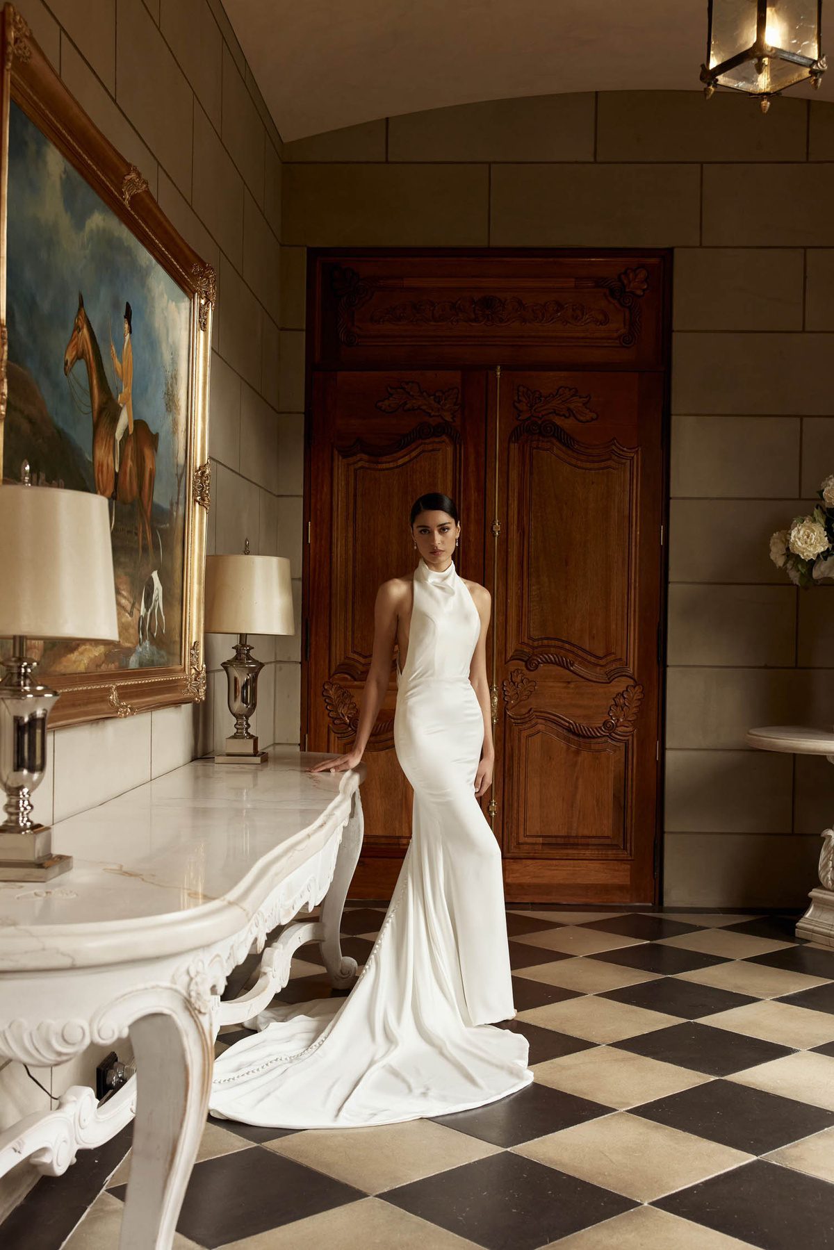 Aangesloten satijnen trouwjurk Tokyo met halterhals van Jeune by Madi Lane. Vooraanzicht, van Bruidshuis Diana.