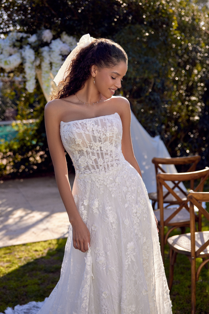 Strapless A-lijn trouwjurk 66432 van Lillian West met kanten korsetlijfje met baleinen, vooraanzicht.