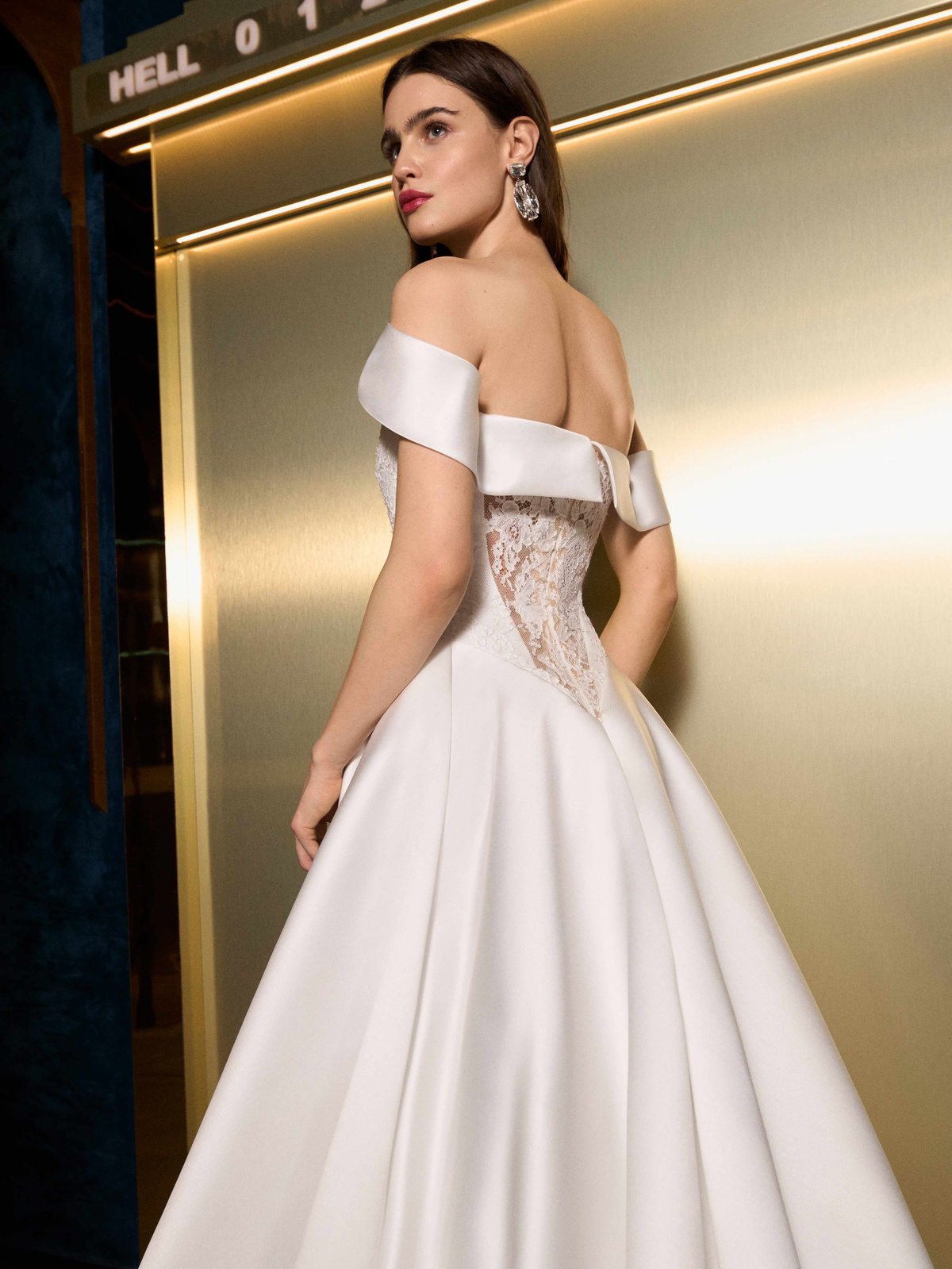 Off-shoulder trouwjurk Chicago van Galia Lahav. Achteraanzicht van het see-through kanten lijfje en de satijnen A-lijn rok.