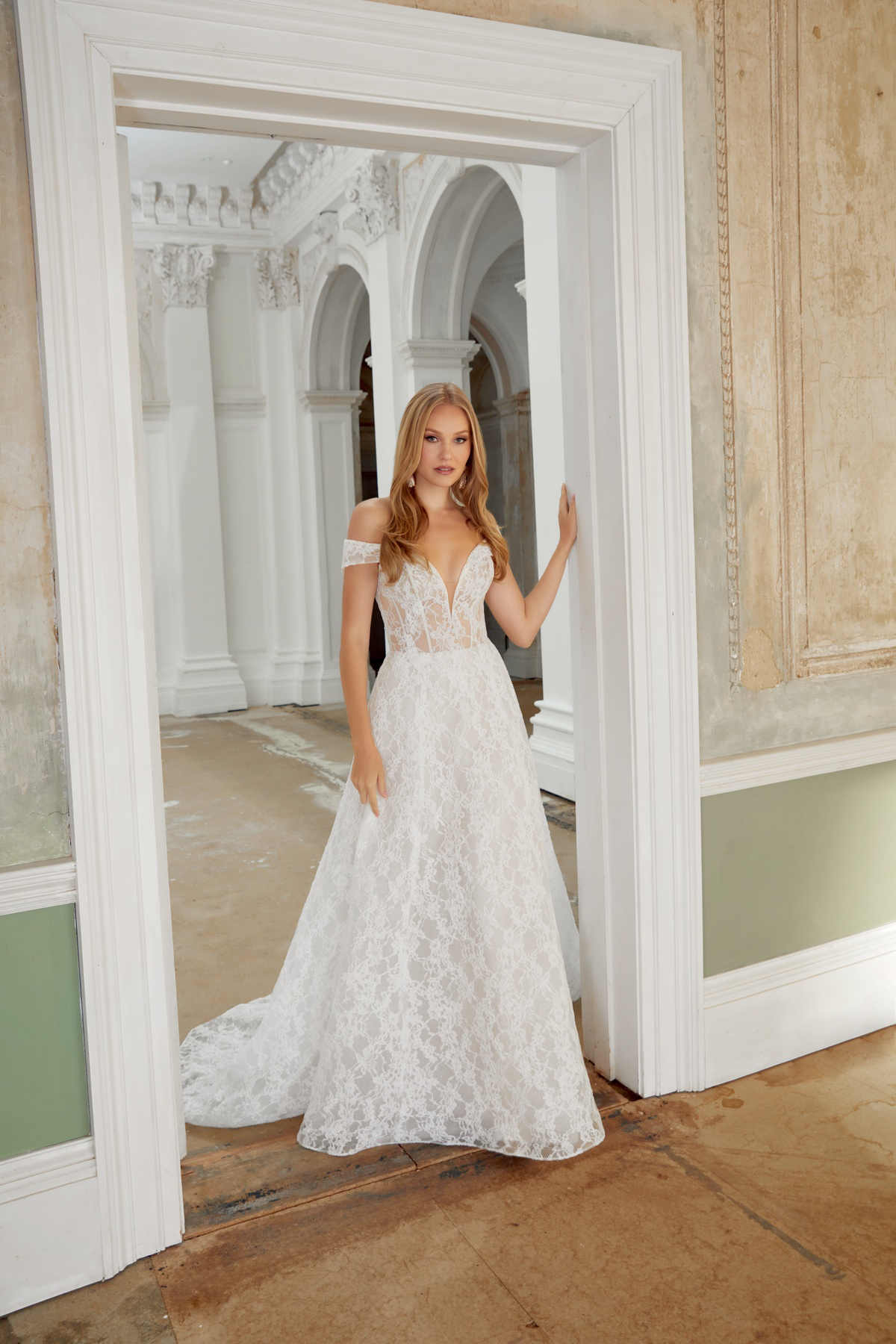 Off-shoulder A-lijn trouwjurk 44541 van Sincerity Bridal met kant en een see-through korsetlijfje. Vooraanzicht.