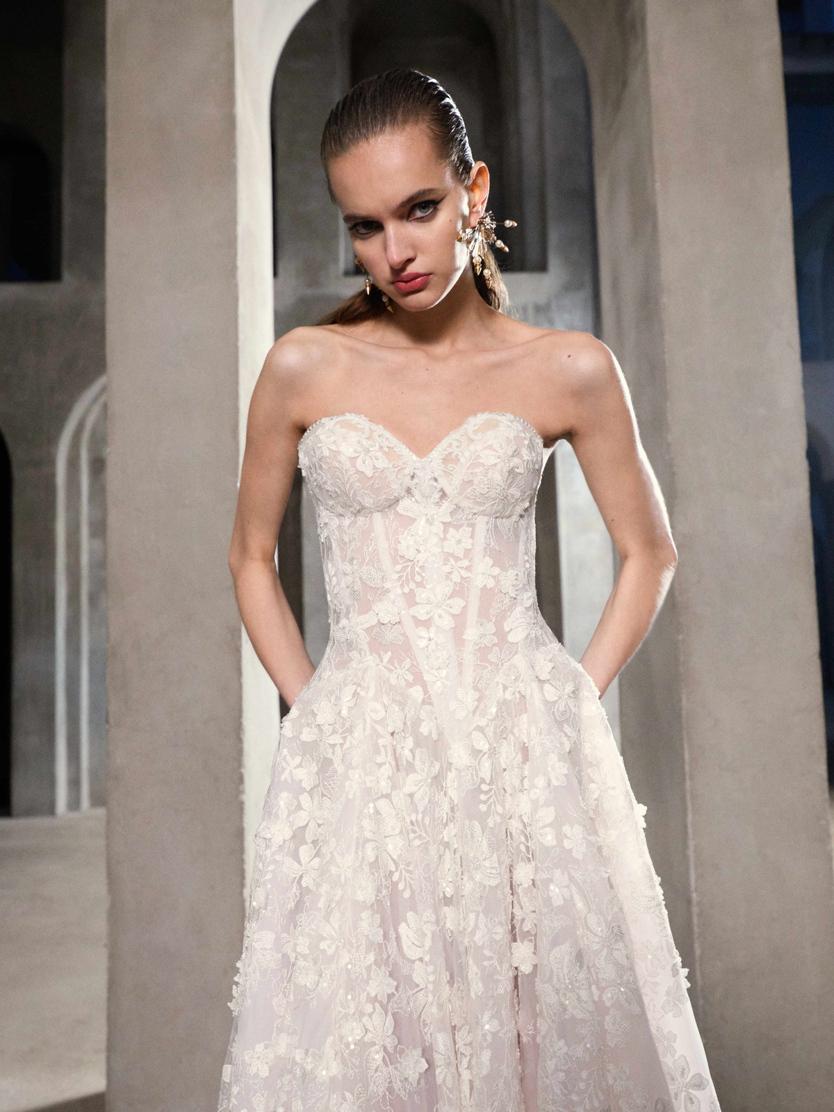 Strapless trouwjurk Primavera Galia Lahav met 3D kant korset en zakken, vooraanzicht. Exclusief bij Bruidshuis Diana.