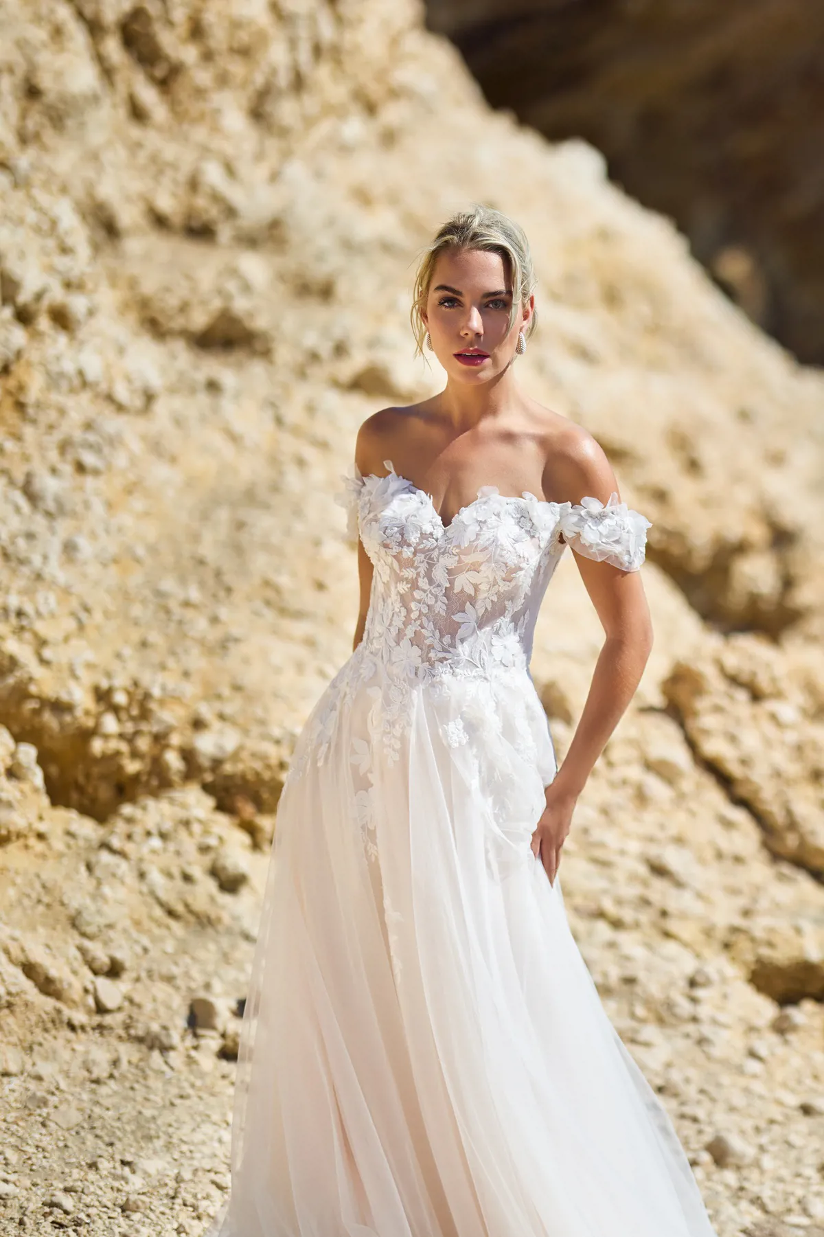 Off-shoulder trouwjurk 26112 van Tres chic. Vooraanzicht A-lijn met 3D kant op een see-through lijfje en flowy tule rok.