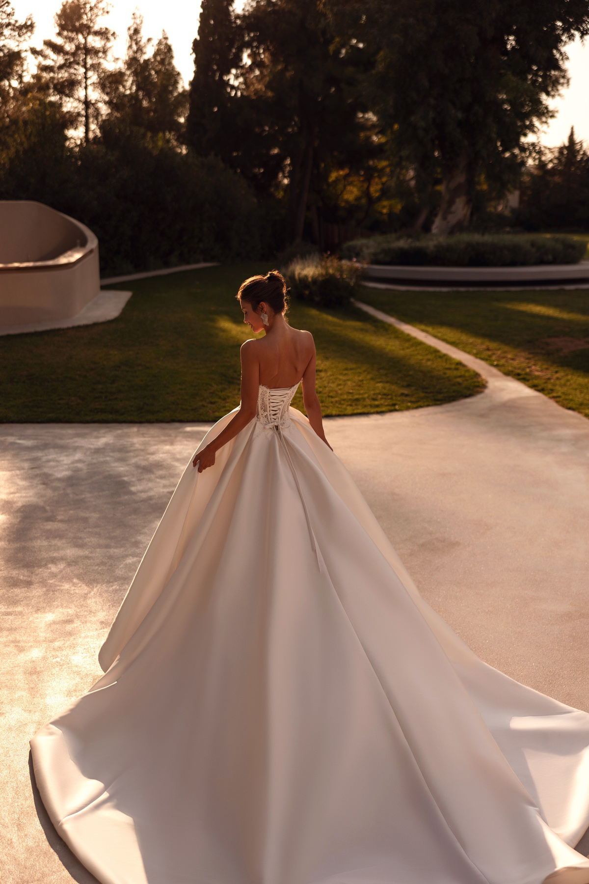 Prinsessen trouwjurk 1518 van Demetrios met satijnen rok. Achteraanzicht van het strapless korsetlijfje en lage rug.