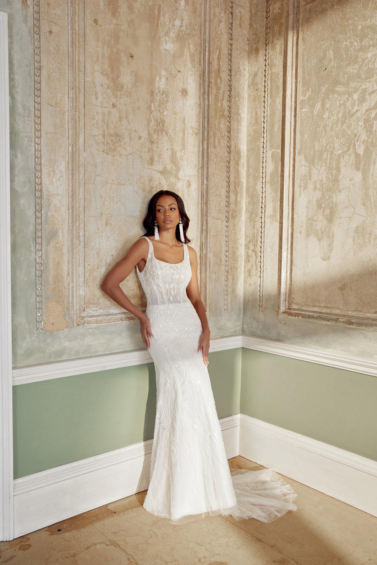 Bruidsjurk met glitter 44563 Sincerity Bridal, vooraanzicht van het aangesloten model met vierkante halslijn.