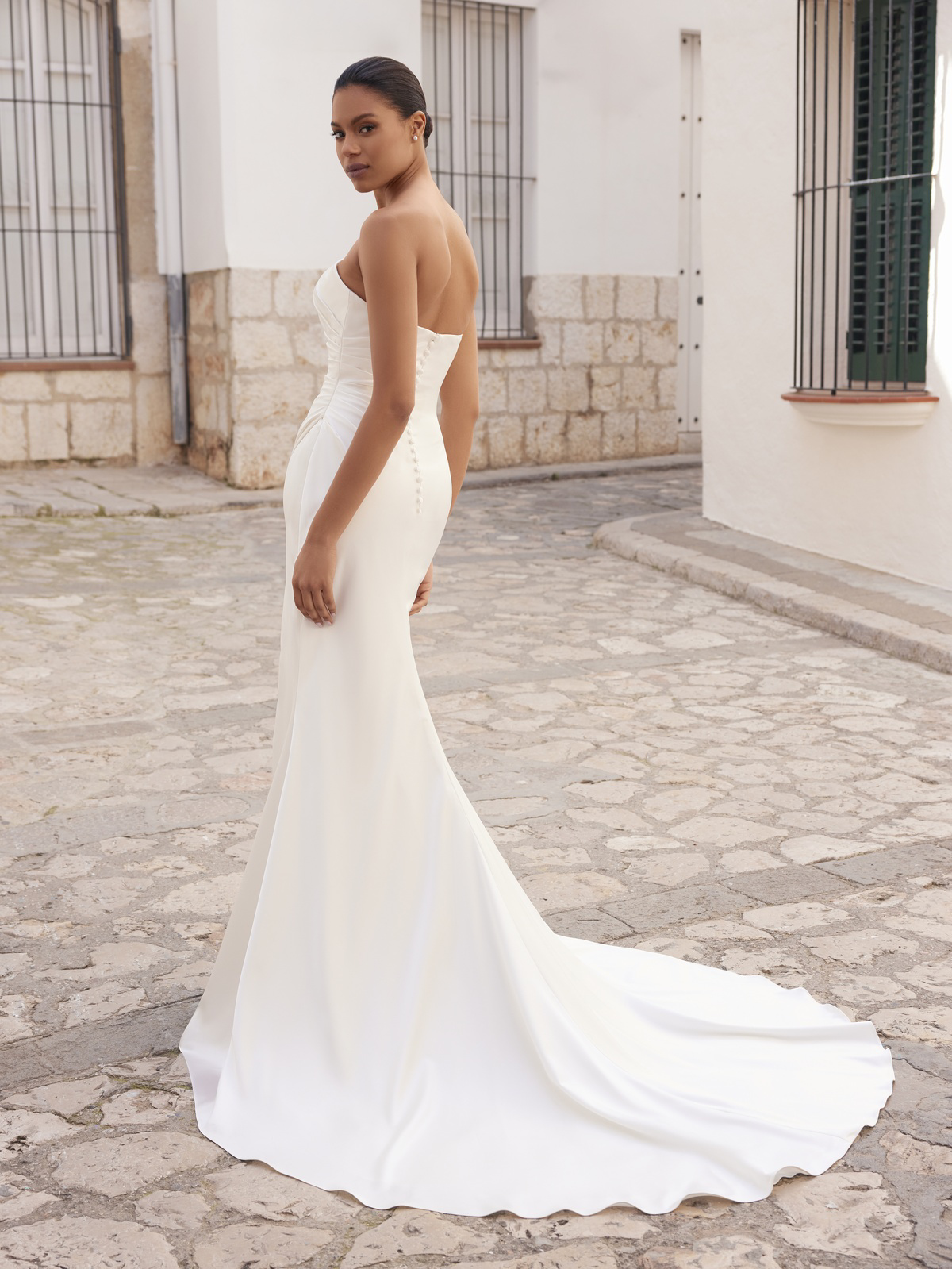 Strapless zeemeermin trouwjurk Lighty van White one. Achteraanzicht met picpac knoopjes en een gedrapeerd lijfje.