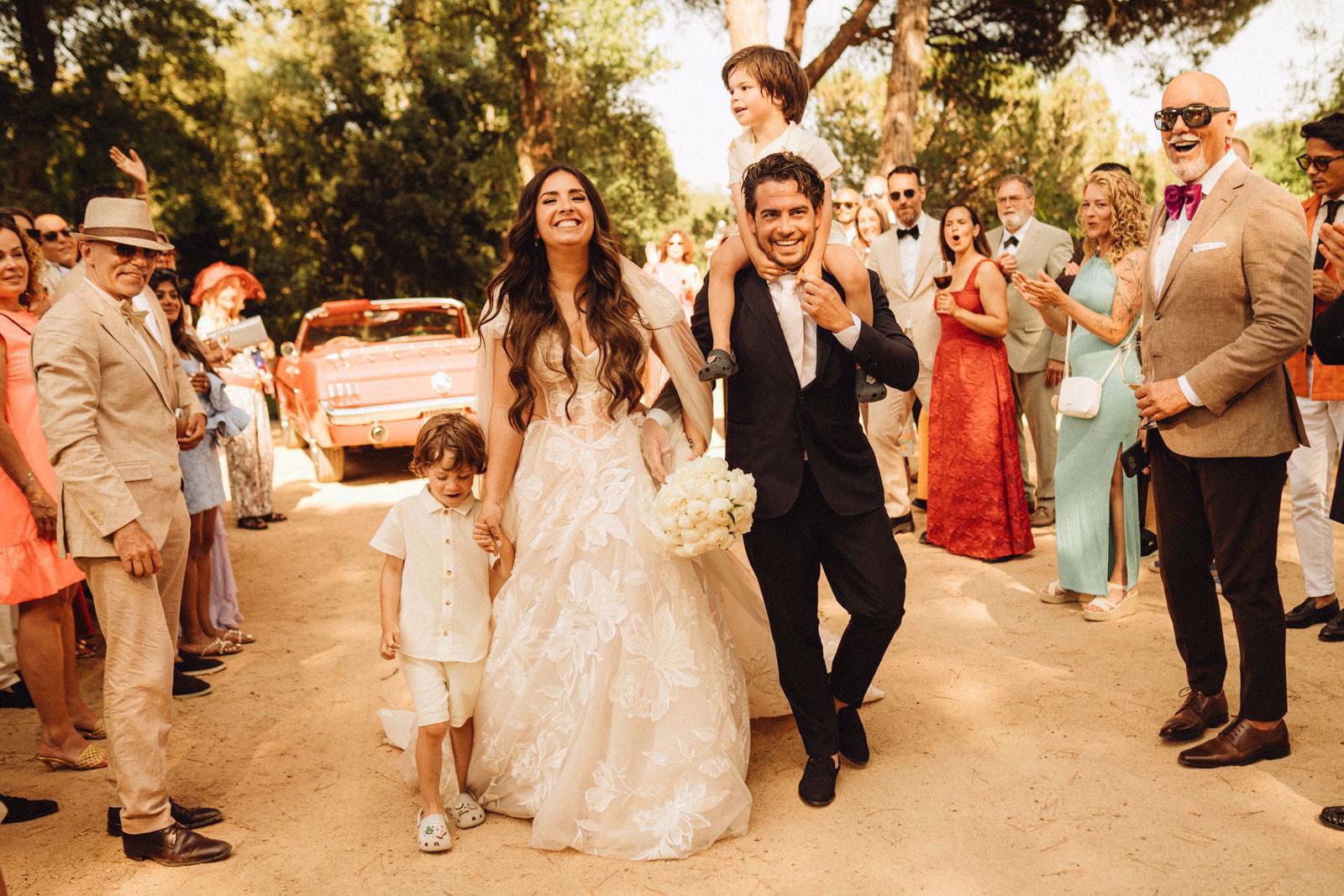 Leslie Keijzer straalt met gezin op bruiloft in Spanje