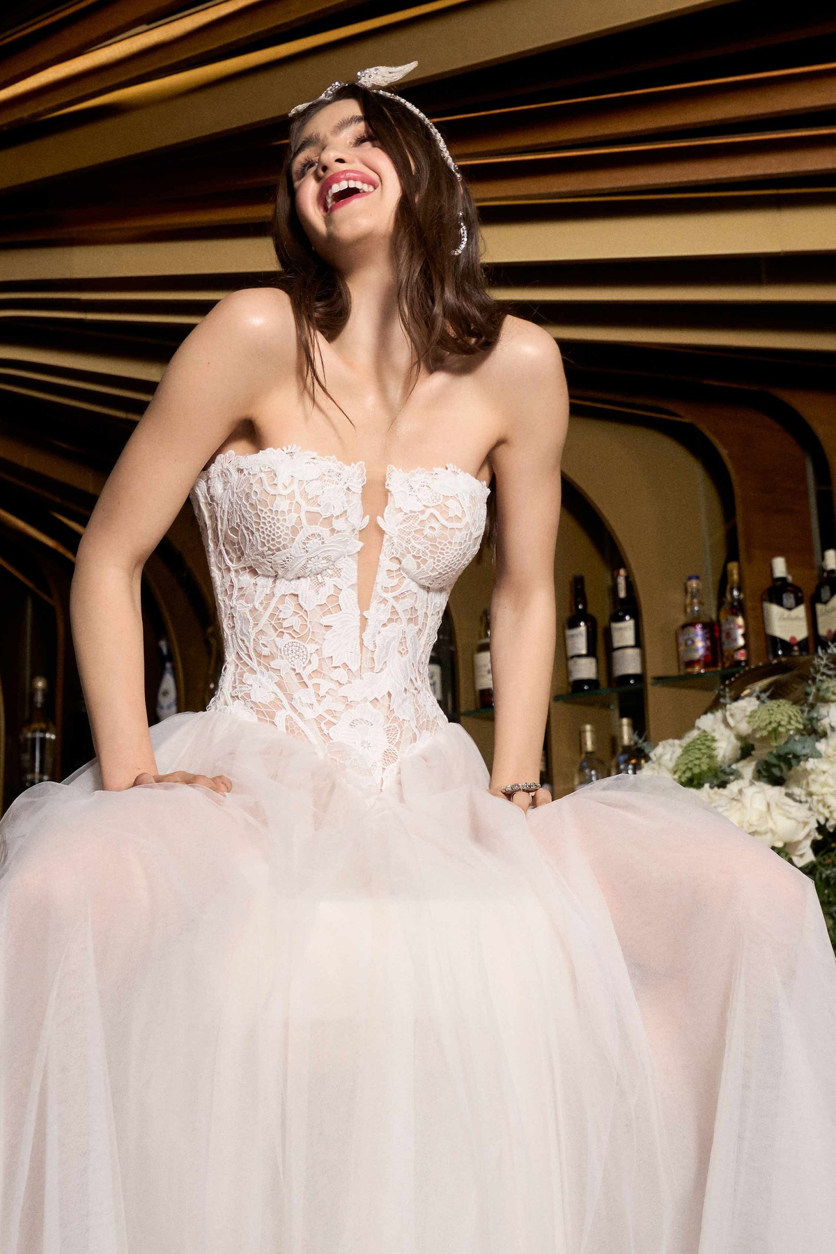 Trouwjurk Roxie van Galia Lahav, vooraanzicht met strapless kanten korset en V-hals, exclusief bij Bruidshuis Diana.