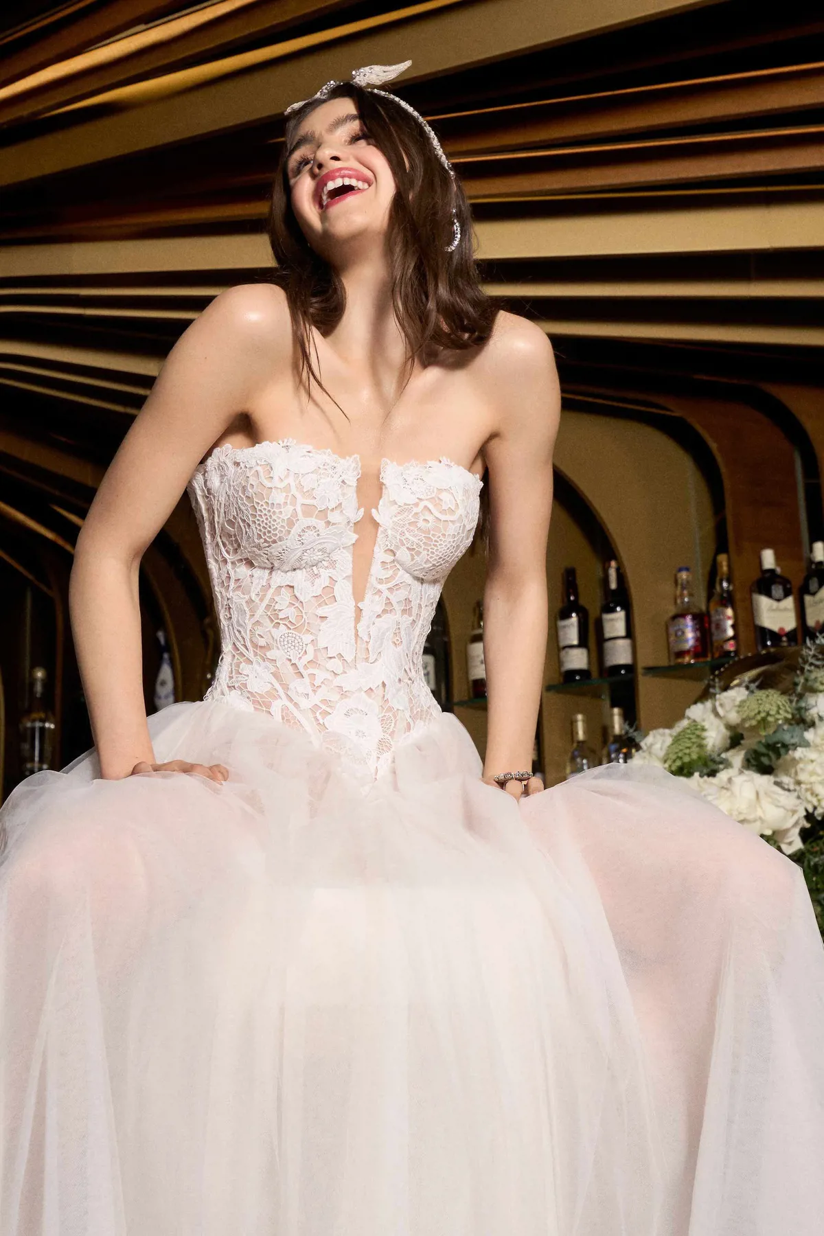 Trouwjurk Roxie van Galia Lahav, vooraanzicht met strapless kanten korset en V-hals, exclusief bij Bruidshuis Diana.
