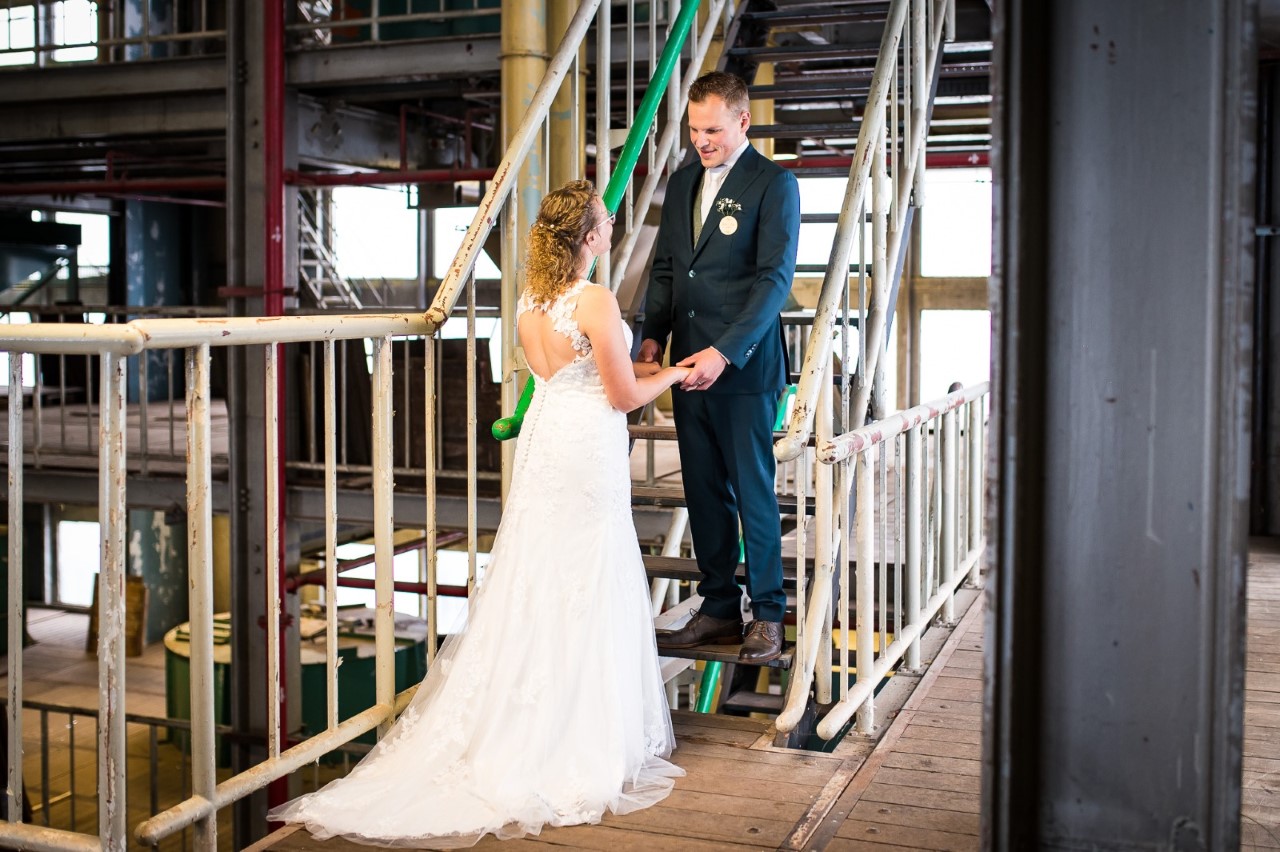 foto lynn in trouwjurk van achter