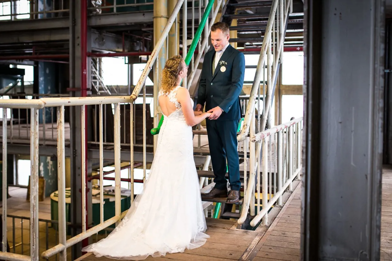 foto lynn in trouwjurk van achter