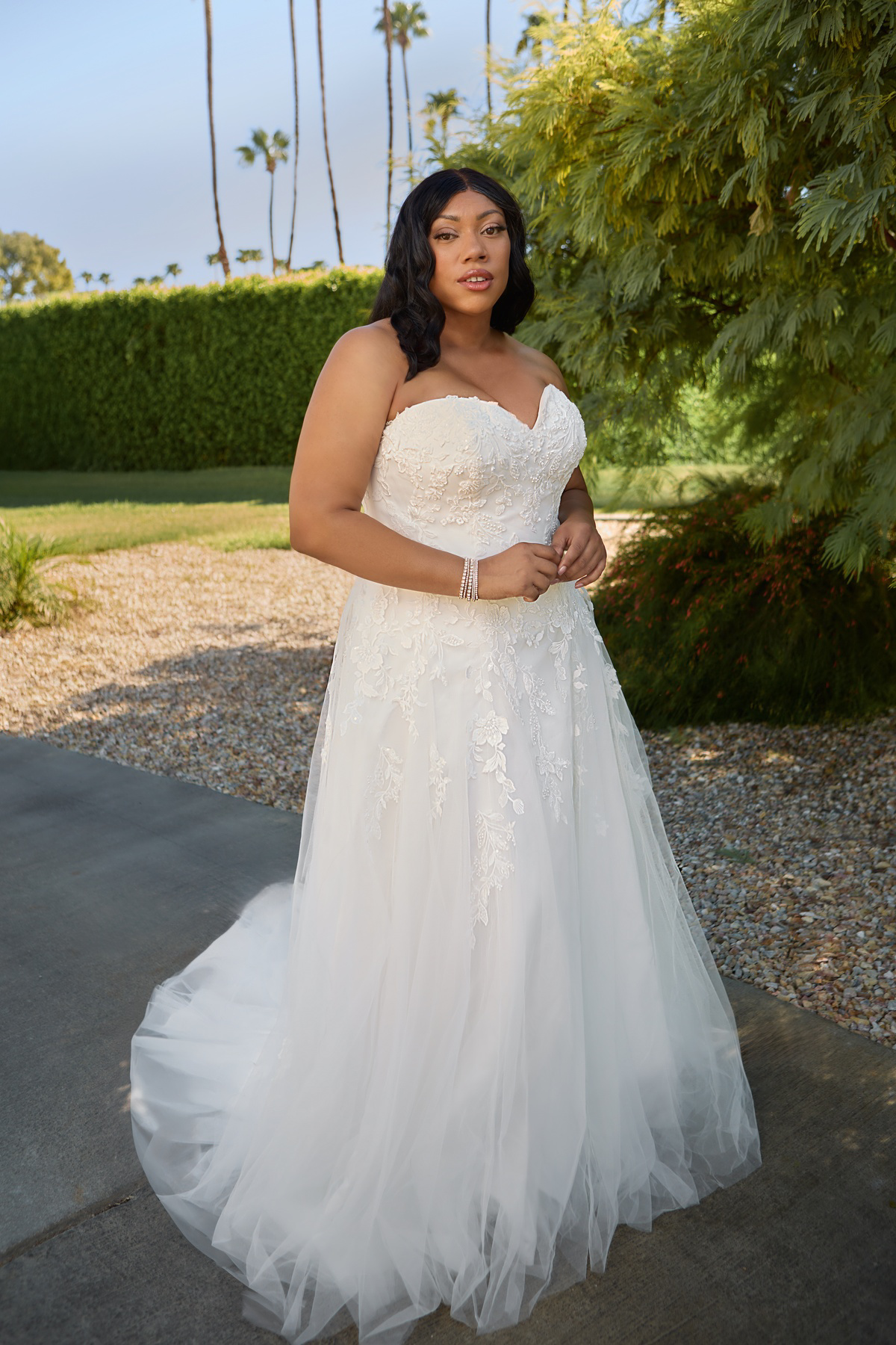 Strapless A-lijn trouwjurk 26332 van Tres chic. Vooraanzicht van het kanten lijfje met sweetheart halslijn en tule rok.