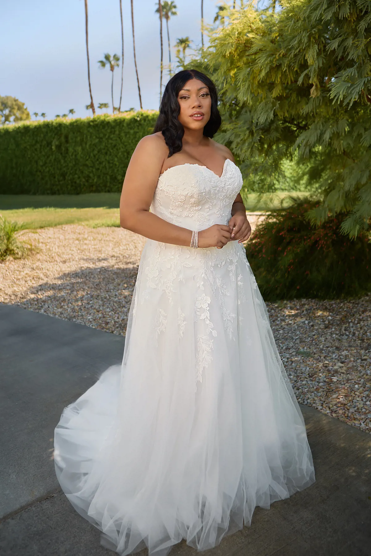 Strapless A-lijn trouwjurk 26332 van Tres chic. Vooraanzicht van het kanten lijfje met sweetheart halslijn en tule rok.