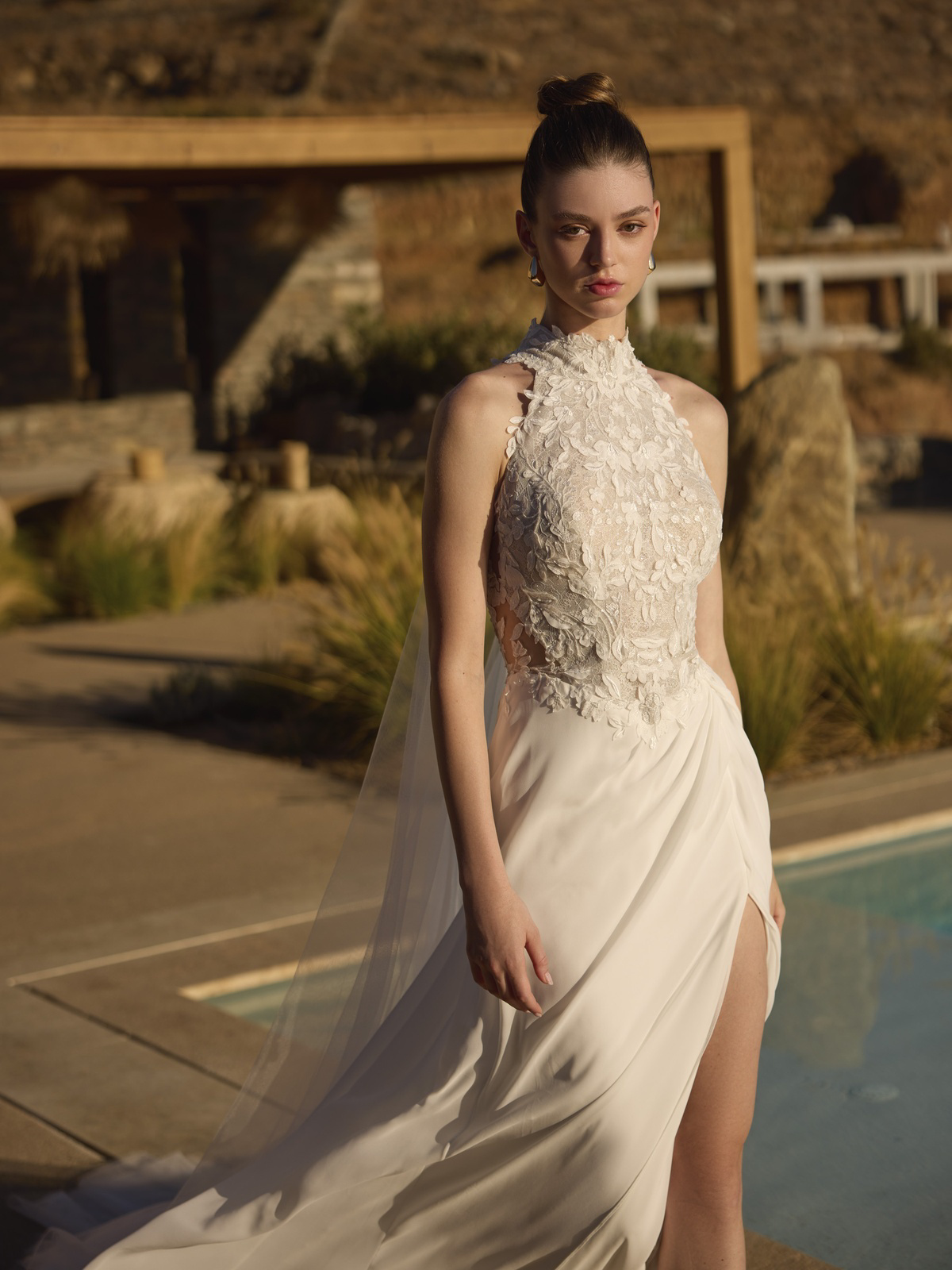 Bruidsjurk met hoge hals Helmi van Modeca. Vooraanzicht van het kanten lijfje en flowy rok met een hoge split.