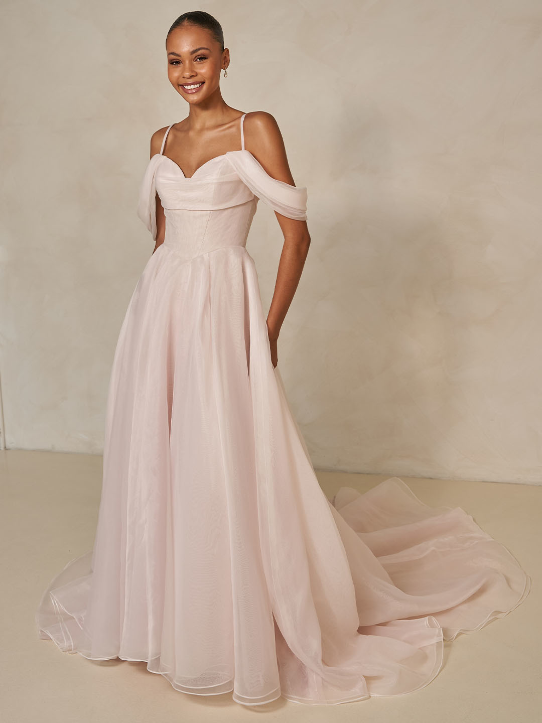 Blush A-lijn trouwjurk Wisteria van Ines di Santo, vooraanzicht met off-shoulder bandjes, exclusief bij Bruidshuis Diana.