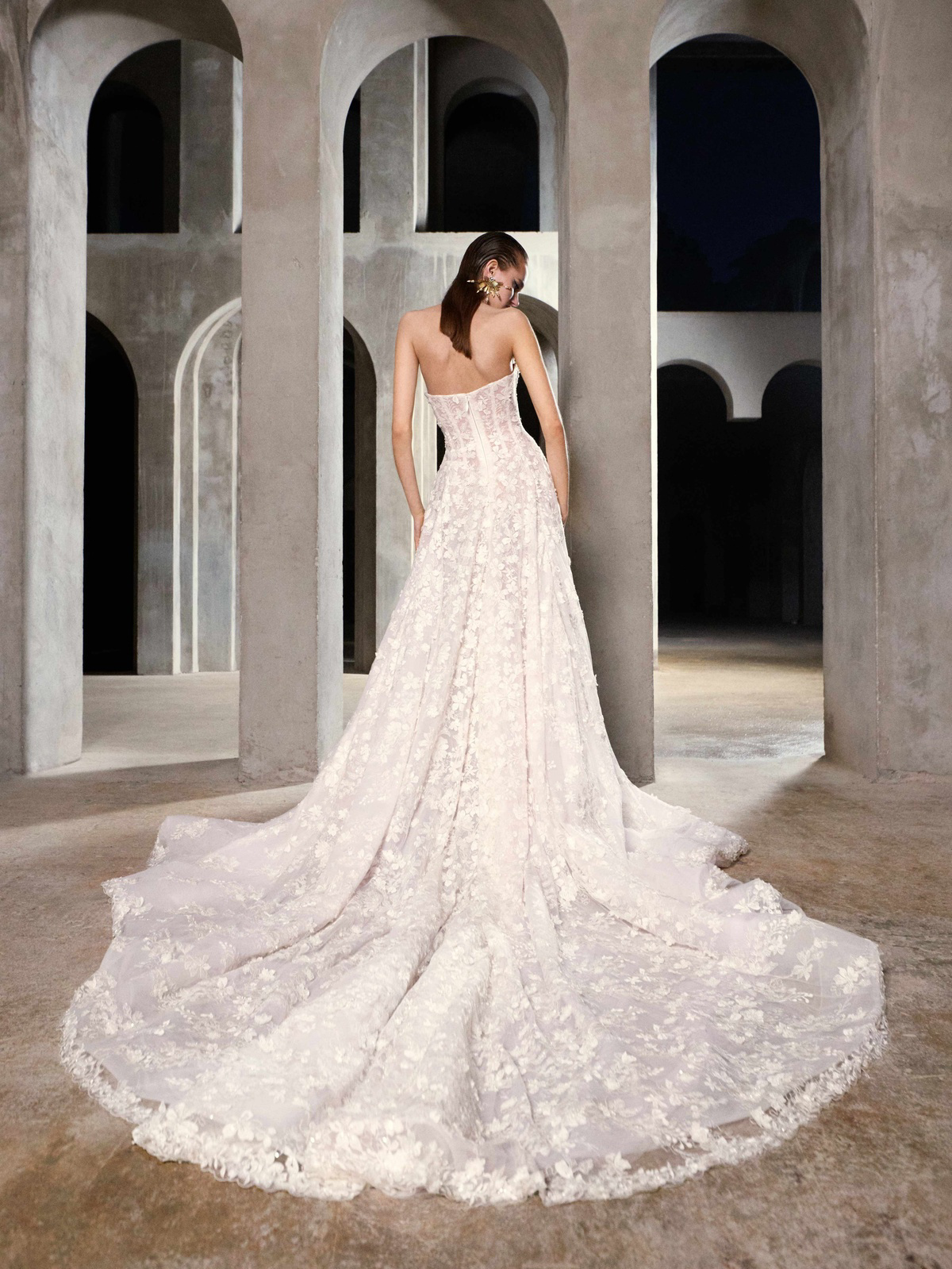 Blush A-lijn trouwjurk Primavera van Galia Lahav met 3D kant. Achteraanzicht van het strapless korsetlijfje en sleep.