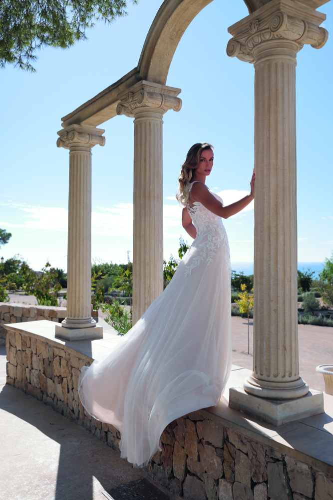 Bruidsjurk met kant Alba van Azuree. Zijaanzicht van de flowy A-lijn rok van tule en see-through rugdetails.