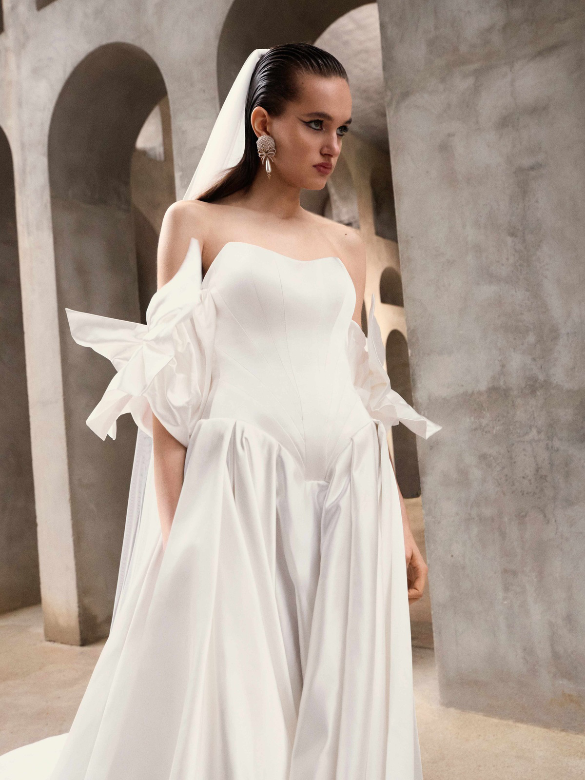 Trouwjurk Dynasty van Galia Lahav, zijaanzicht van korsetlijfje en off-shoulder mouwen. Exclusief bij Bruidshuis Diana.