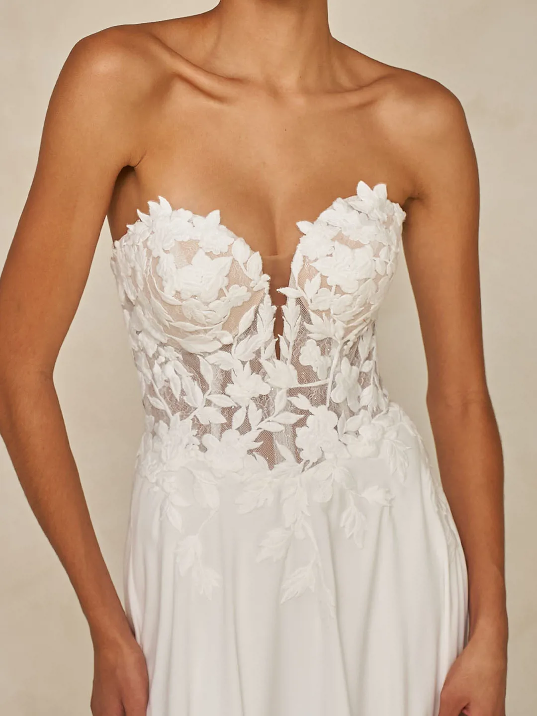 Strapless trouwjurk met kant Wynne van Madi Lane. Close-up van het romantische see-through korsetlijfje met 3D bloemen.
