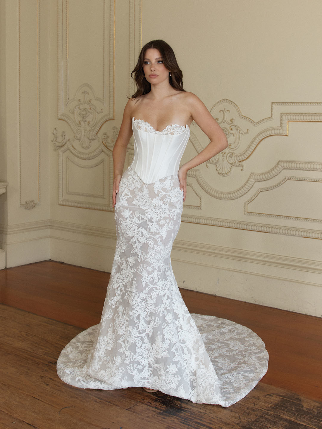 Kanten trouwjurk Lizzano van Jeune by Madi Lane. Vooraanzicht van de zeemeermin jurk met korset, exclusief bij Bruidshuis Diana.