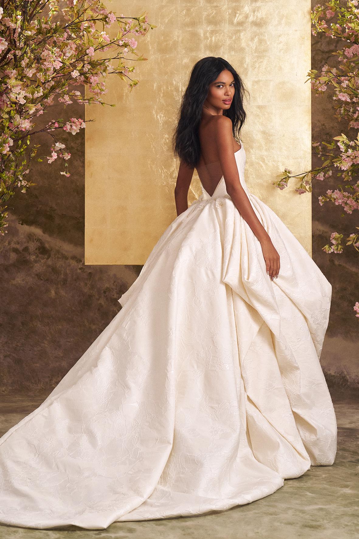 Luxe prinsessenjurk Rue van Ines di Santo, achteraanzicht. Strapless trouwjurk met lage rug en een volumineuze jacquard rok.